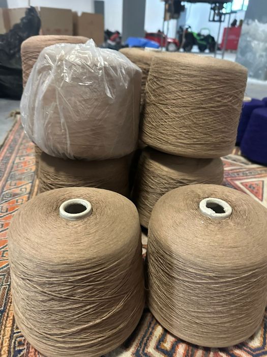 Vând lot de fire textile pe conuri (papiote industriale) – diverse culori și grosimi