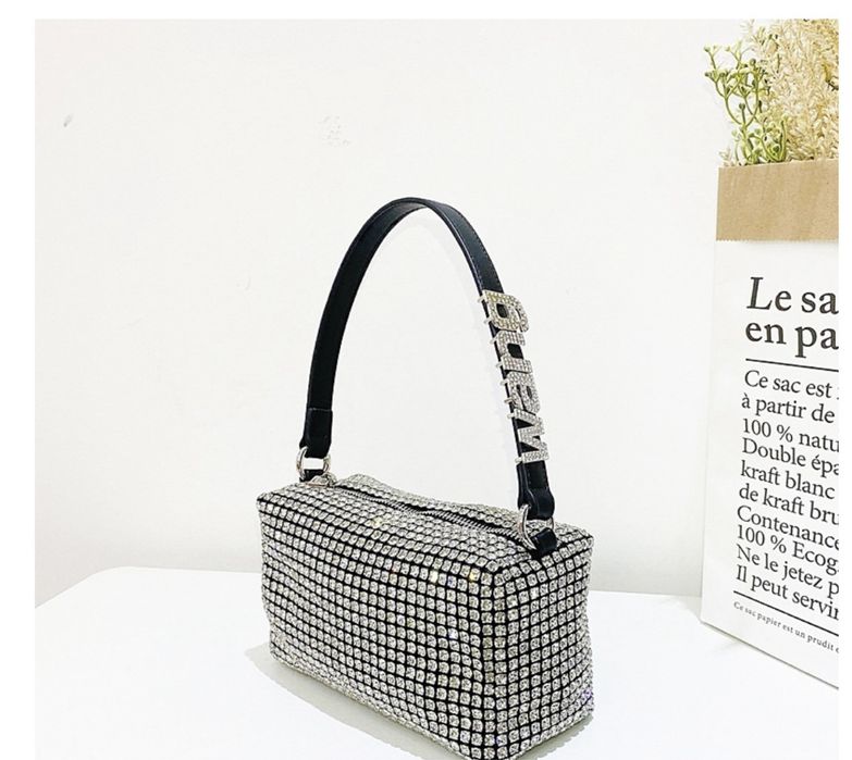 Продаётся сумочка со стразами