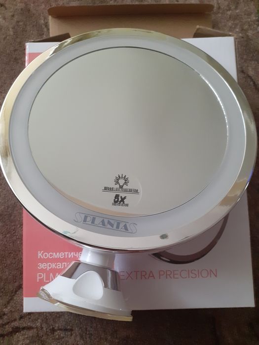 Косметическое зеркало настенное