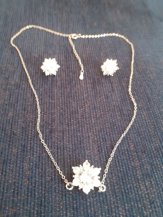 Колие и обеци с камъни