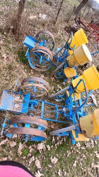 Vând semanatoare de porumb si erbicidator