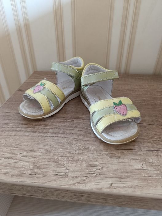 Продам сандали на девочку