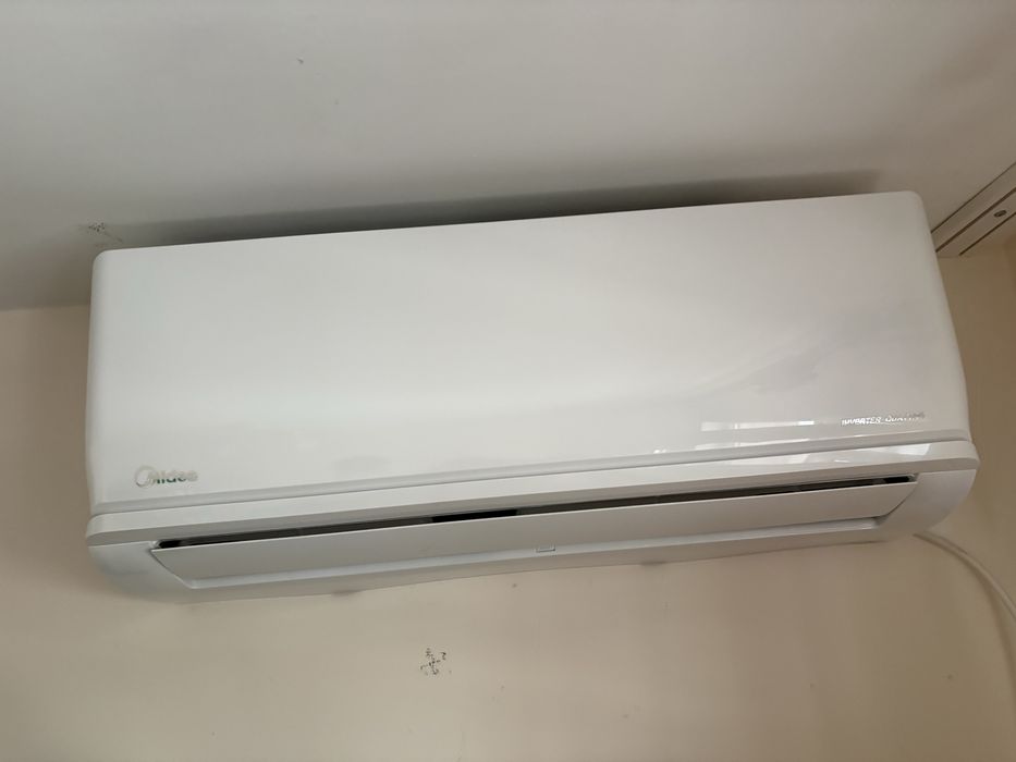 Продавам климатик Midea 9000 BTU – почти неизползван, перфектно състояние!