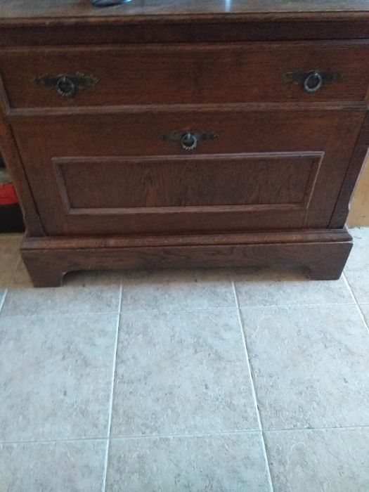 Мебели от масив  комлект маса,4стола,скрин и 2 малки шкафа