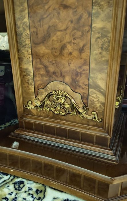 Срочно продается столь стульями