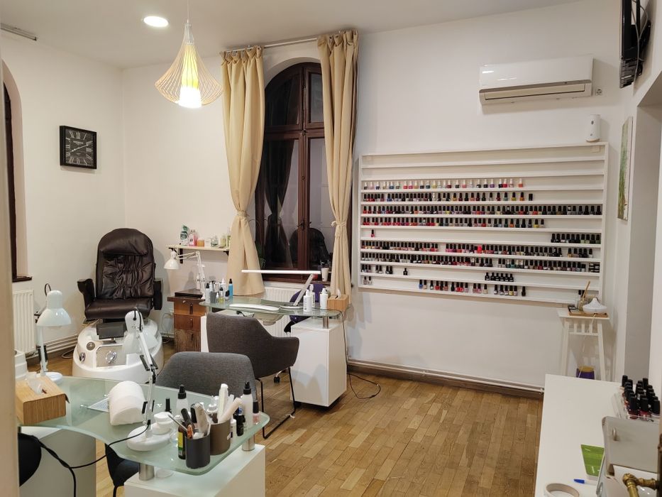 Revolution Style închiriaza scaun coafor și post de manichiura si pedi