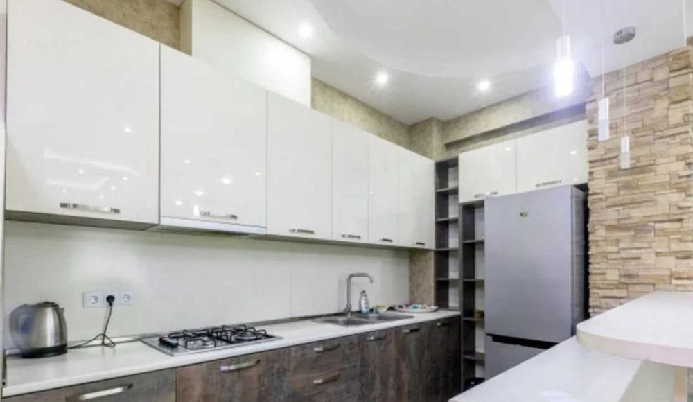 Дава се под наем Тристаен апартамент в Пловдив, Каменица 1 - 81 кв.м за 178.5 € - Снимка #1