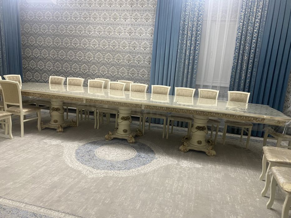 Стол со стульями