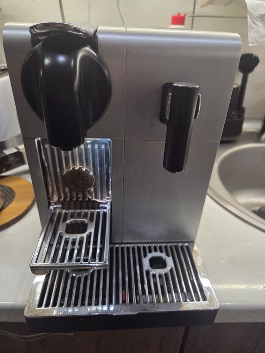 Кафе машина  с капсули Delonghi Latissima