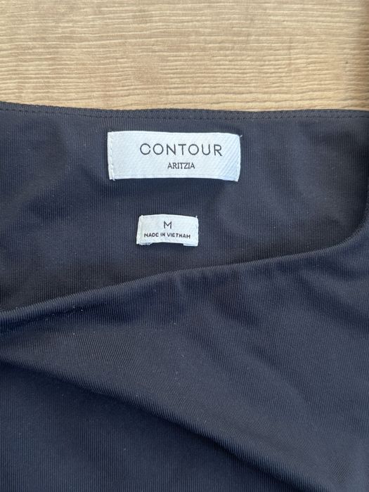 Боди Babaton от Aritzia Contour, подчертано квадратно деколте, включени черни чорапи