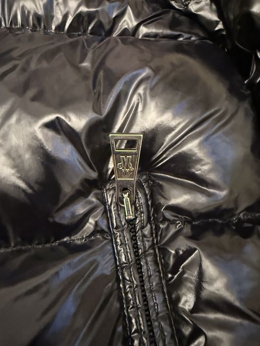 Geaca moncler  purtata de 5 ori este buna la 64kg maxim 68kg