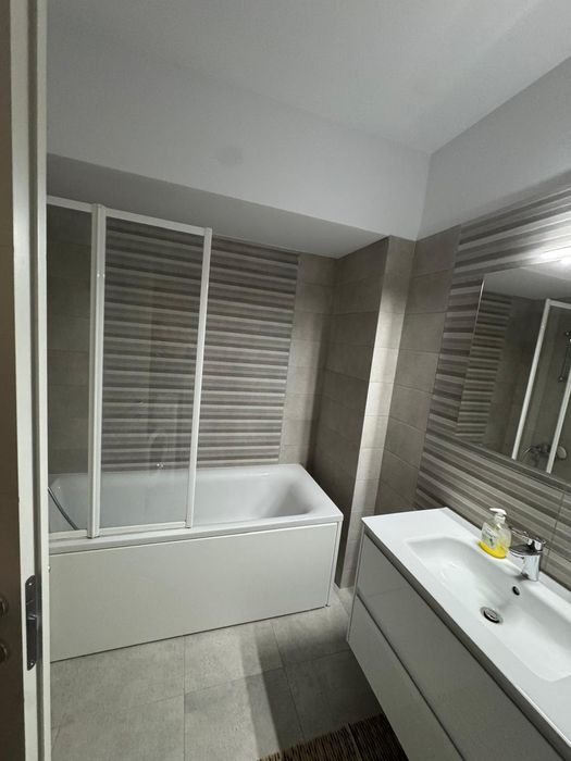 Privat închiriază apartament