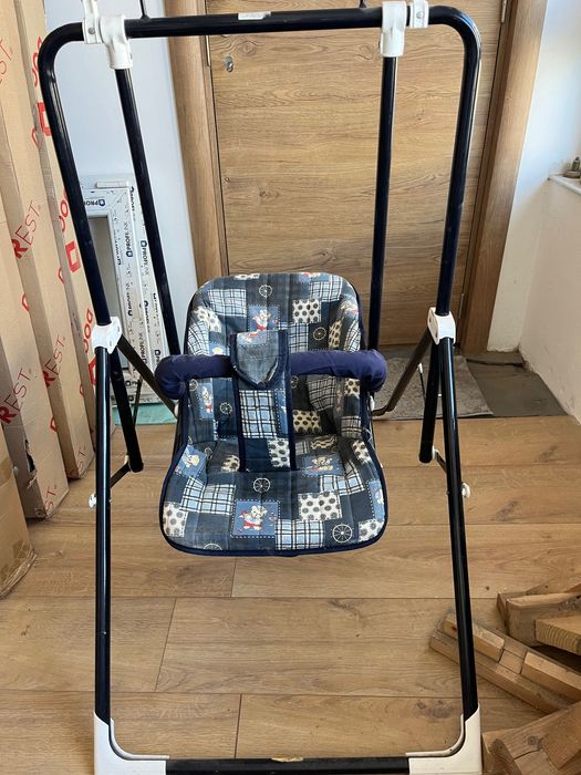 Детска люлка, подходяща за употреба на открито или закрито.