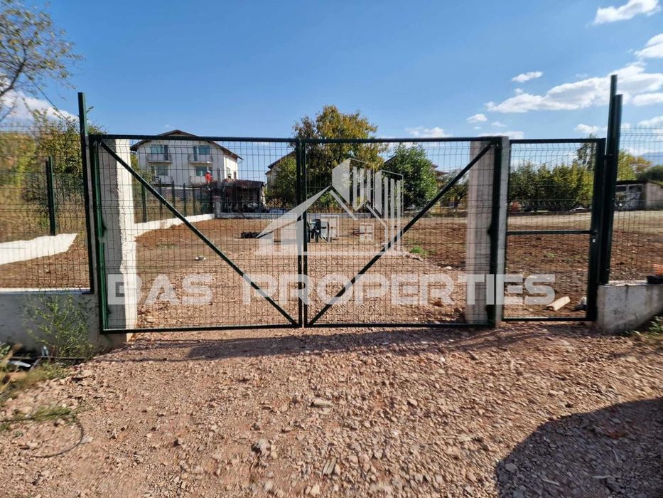 Продава се Парцел в София, Република 2 - 1400 кв.м за 179 €/кв.м - Снимка #1