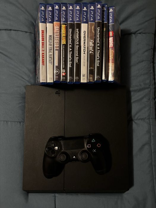 Playstation 4 с игри, контролер и кабели