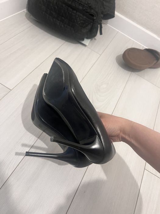 Черные туфли на шпильке