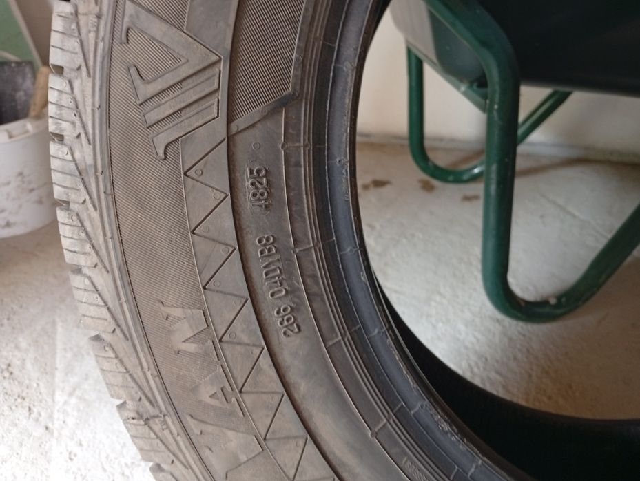 Vind două cauciucuri 195 /75 R 16 ceuri