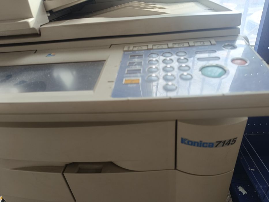 Продавам копирна машина