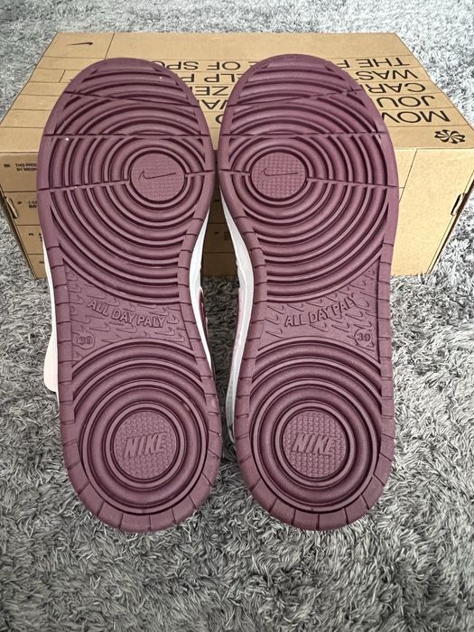 Adidasi modelul nike dunk low valentine’s day