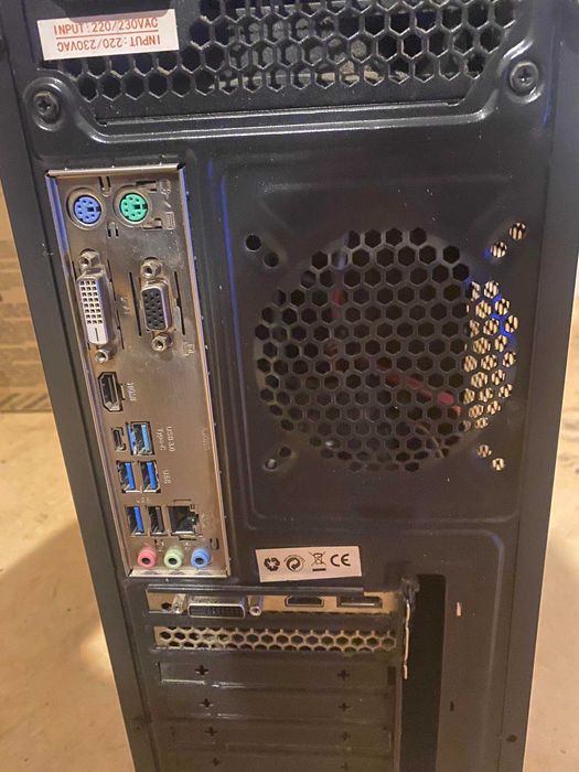 Настолен компютър и монитор