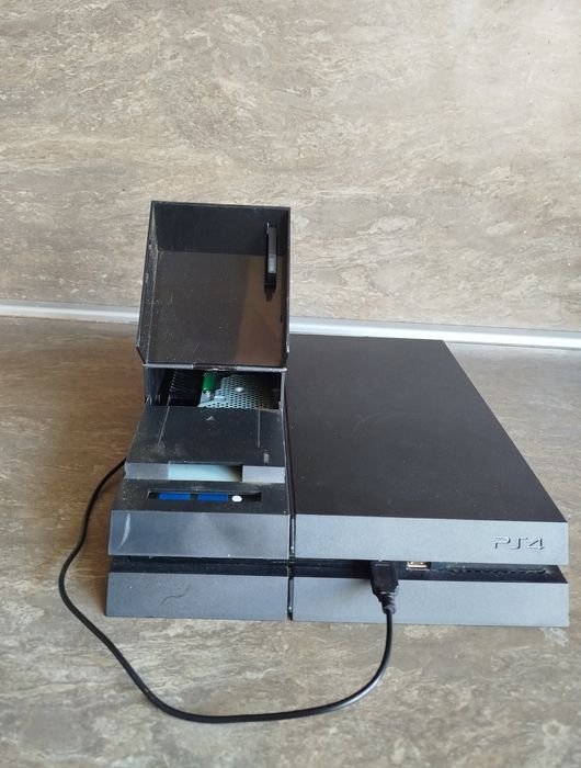 Playstation4 1TB + 8 игри + много стойки