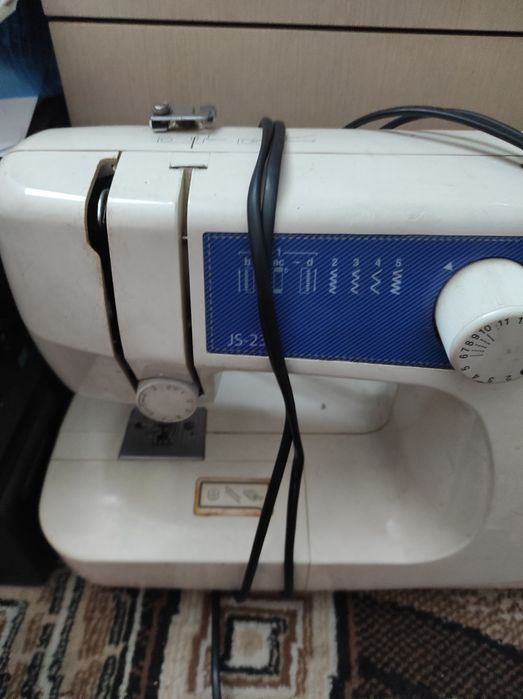 Продам швейную машинку