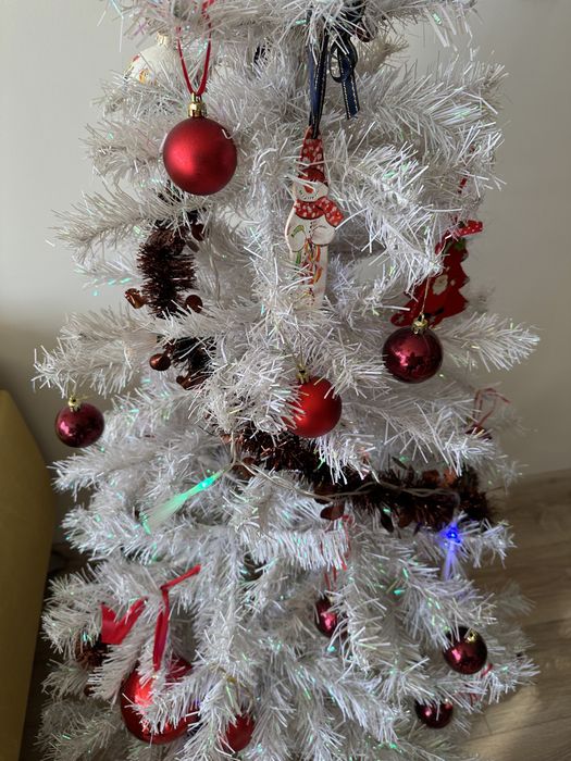 Бяла елха с играчки