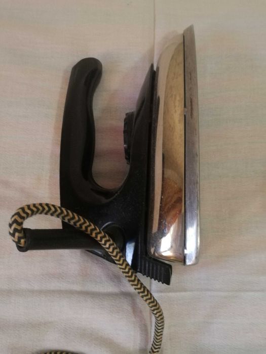 Утюги японский и советский продаются.