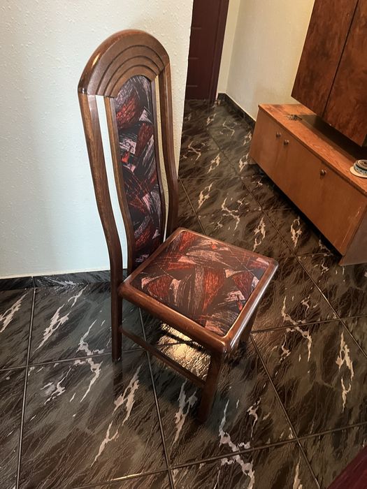 Шест дървени стола