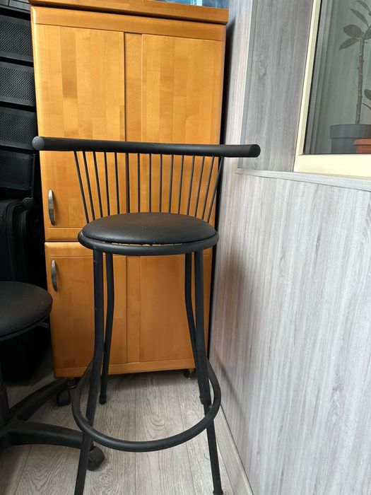 Продам кушетку , барные стулья , стульчик для мастера