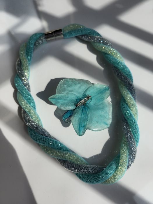 Колие с естествен цвят на орхидея в сини нюанси.