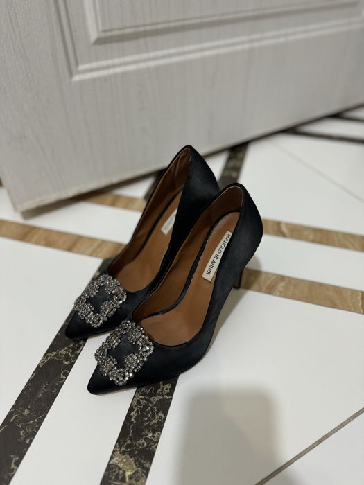 Туфелька черная атлас Маноло Бланик