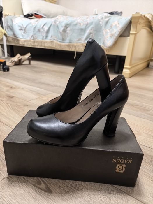 Черные кожаные туфли на каблуке