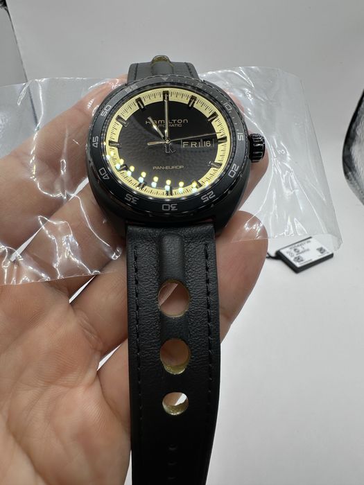 * Чисто Нов* Hamilton Pan Europ Automatic *Black & Gold*