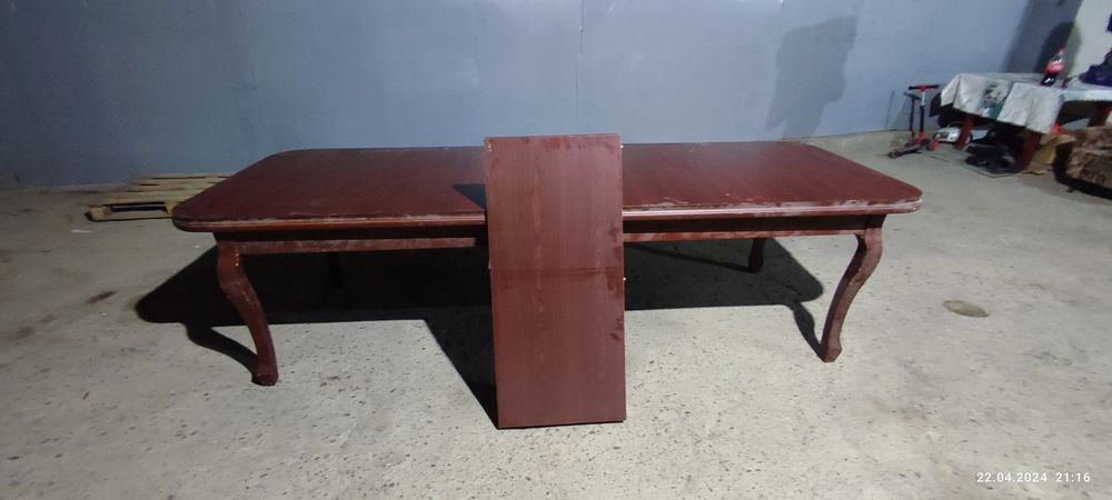 Стол деревянный для гостинной