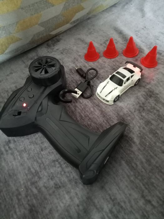продам машинку 1:64 на пульте управления