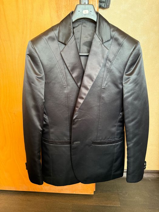 Черен костюм            .