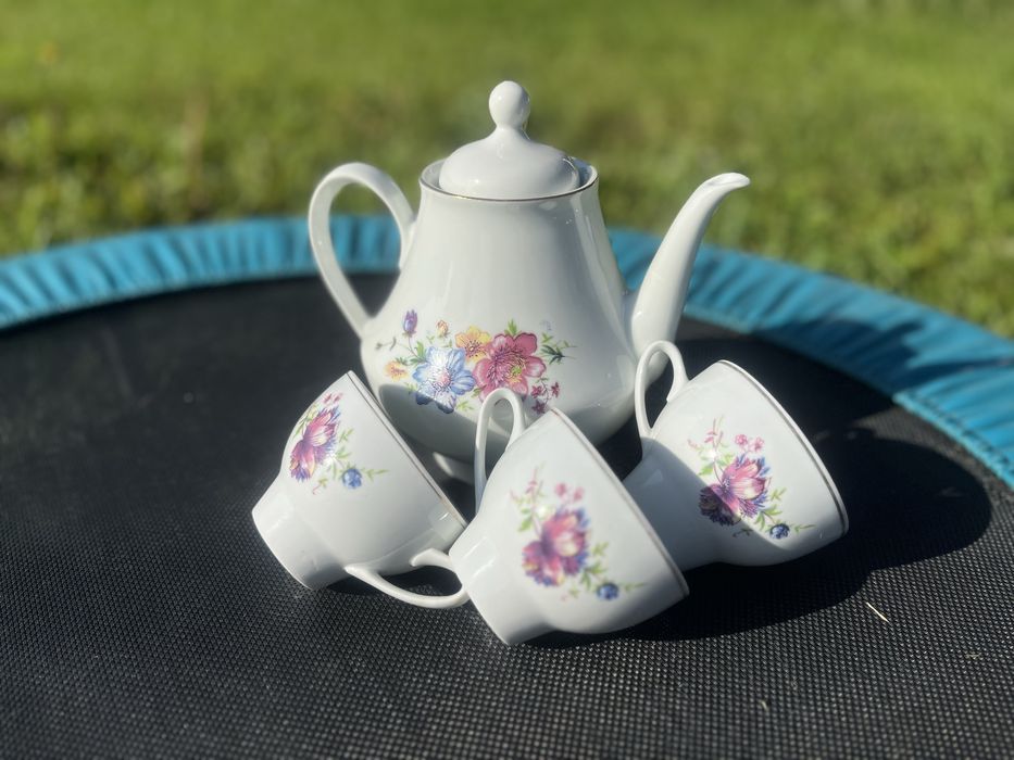 Порцеланов чайник с три чаши