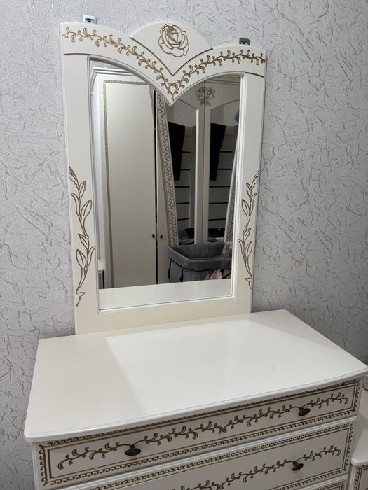 Комод с зеркалом