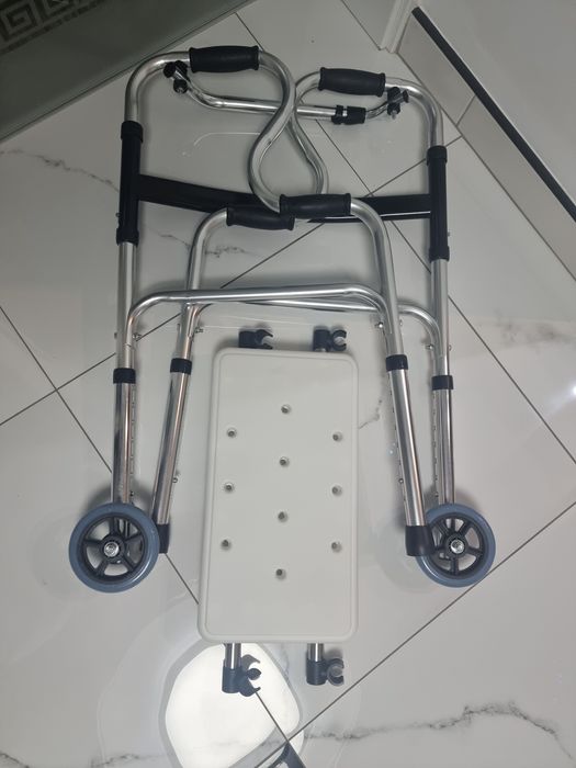 Cadru pliabil cu roti și scaun