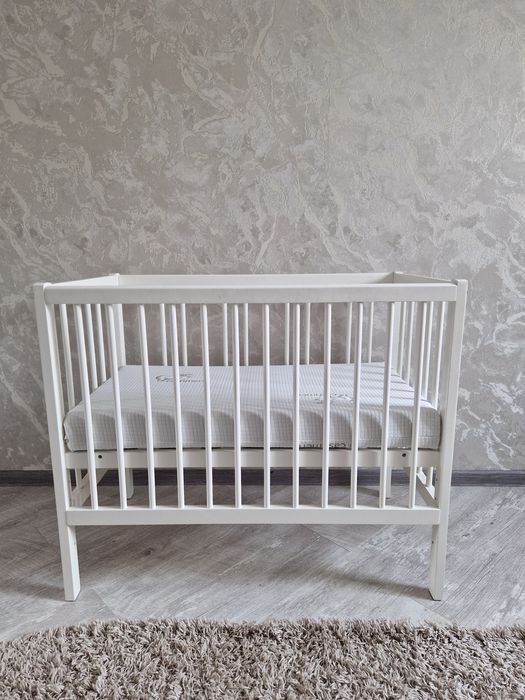 Продам кроватку детскую белую