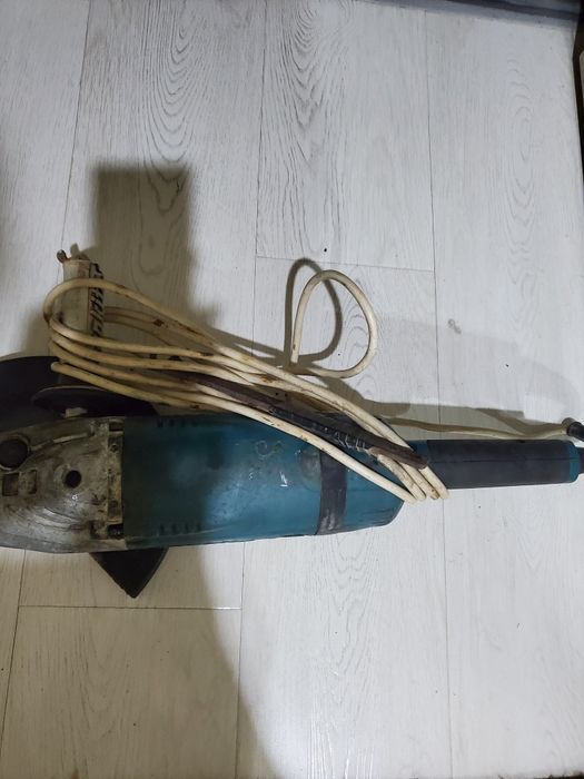 Болгарка Макита рабочая