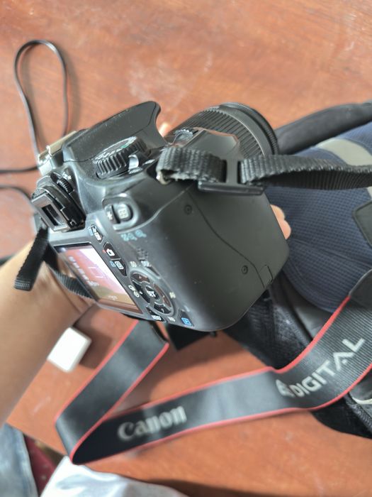 Canon EOS 1100D + 18-55mm IS II