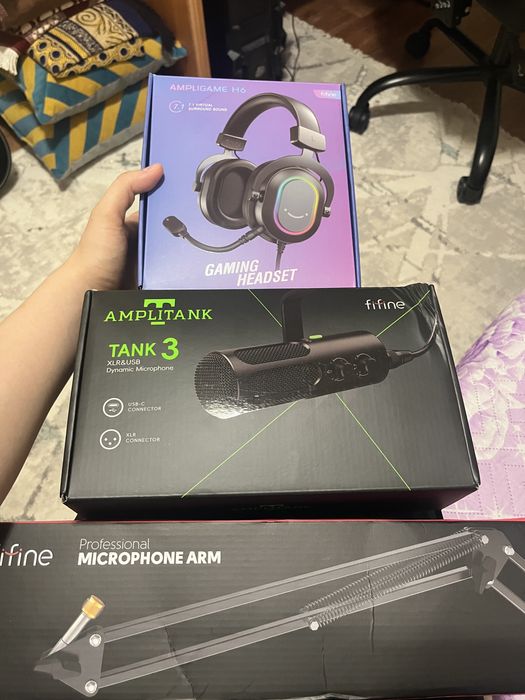 Продаю НОВЫЙ комплект девайсов! (НАУШНИКИ, МИКРОФОН, КРОНШТЕЙН)