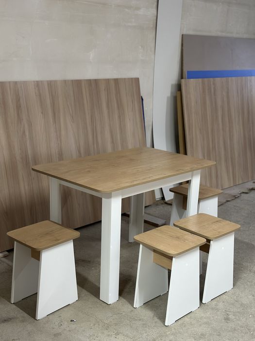 Стол/кухонный/табуретками