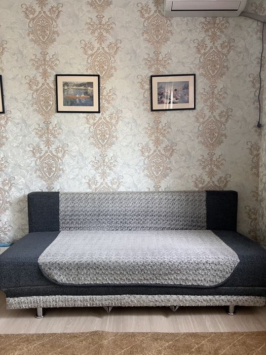 Диван сине-серый, твердый, без краев