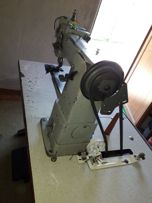 Продавам немска ръкавна шевна машина Adler + машина за копчета