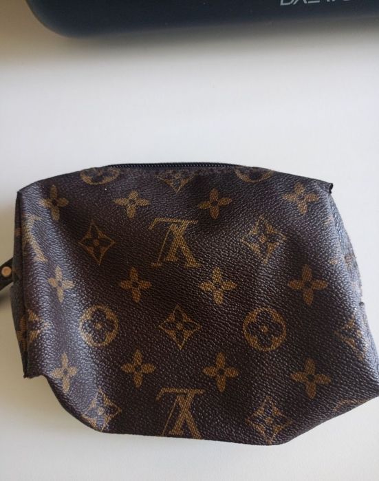 Vând borsetă/portofel fashion, produs de calitate superioara.