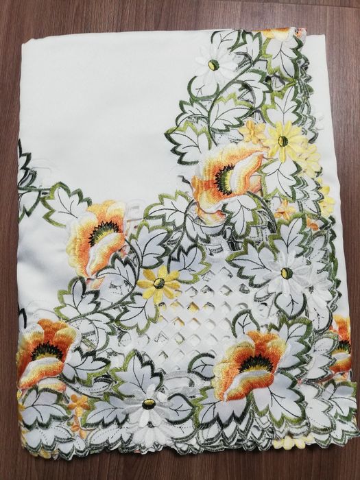 Продам новогоднюю скатерть.