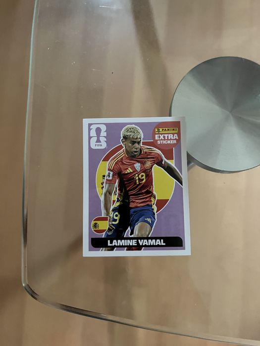 Продавам рядък extra стикер на Lamine Yamal.